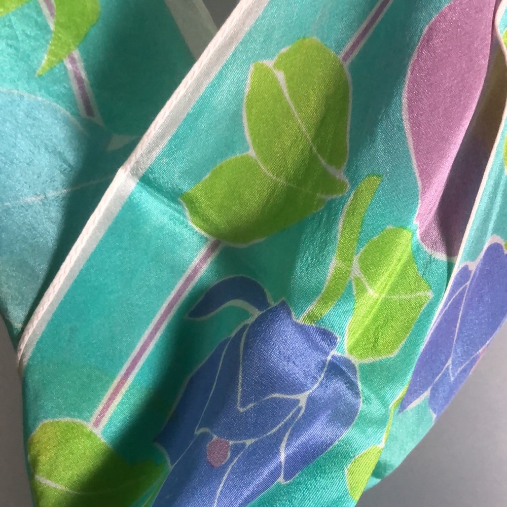 Vera Neumann Elegant  Pointed edges silk scarf - Picture 2 of 12